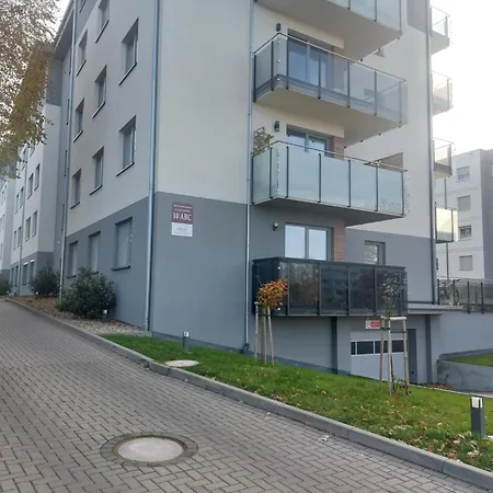 24 Z Garazem Podziemnym *